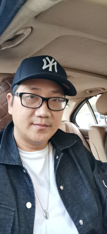 拥抱幸福的第一张照片--诏安婚介网